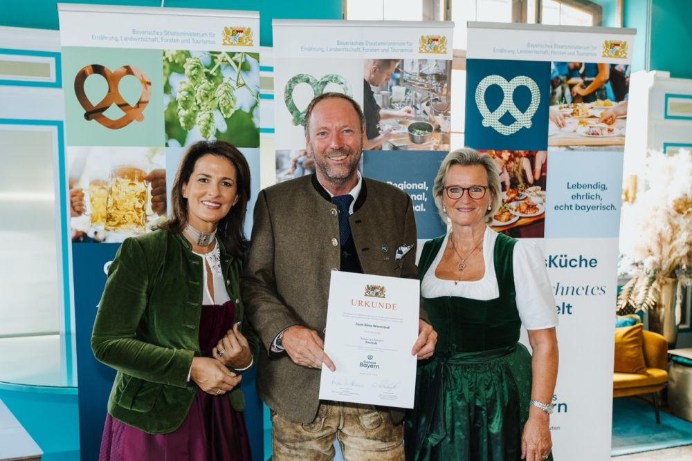 Ausgezeichnet GUT! Festwirt Peter Linganu mit der Ministerin Michaela Kaniber und Ingrid Inselkammer - Präsidentin des Bayerischen Hotel- und Gaststättenverbandes DEHOGA Bayern.