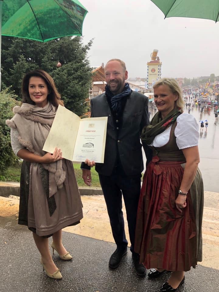 Ausgezeichnet GUT! Festwirt Peter Linganu mit der Ministerin Michaela Kaniber und Ingrid Inselkammer - Präsidentin des Bayerischen Hotel- und Gaststättenverbandes DEHOGA Bayern.
