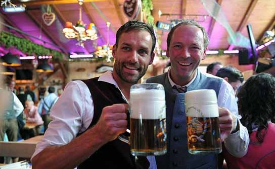 Ein sportlicher Anstich mit einer Skilegende und Festwirt Peter Lingnau.