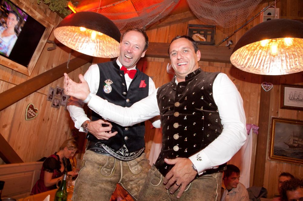 Luftgitarre im Festzelt – Stimmung am Anschlag.